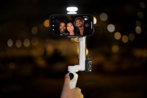 Insta360 Flow có thể sử dụng như một chiếc gậy selfie
