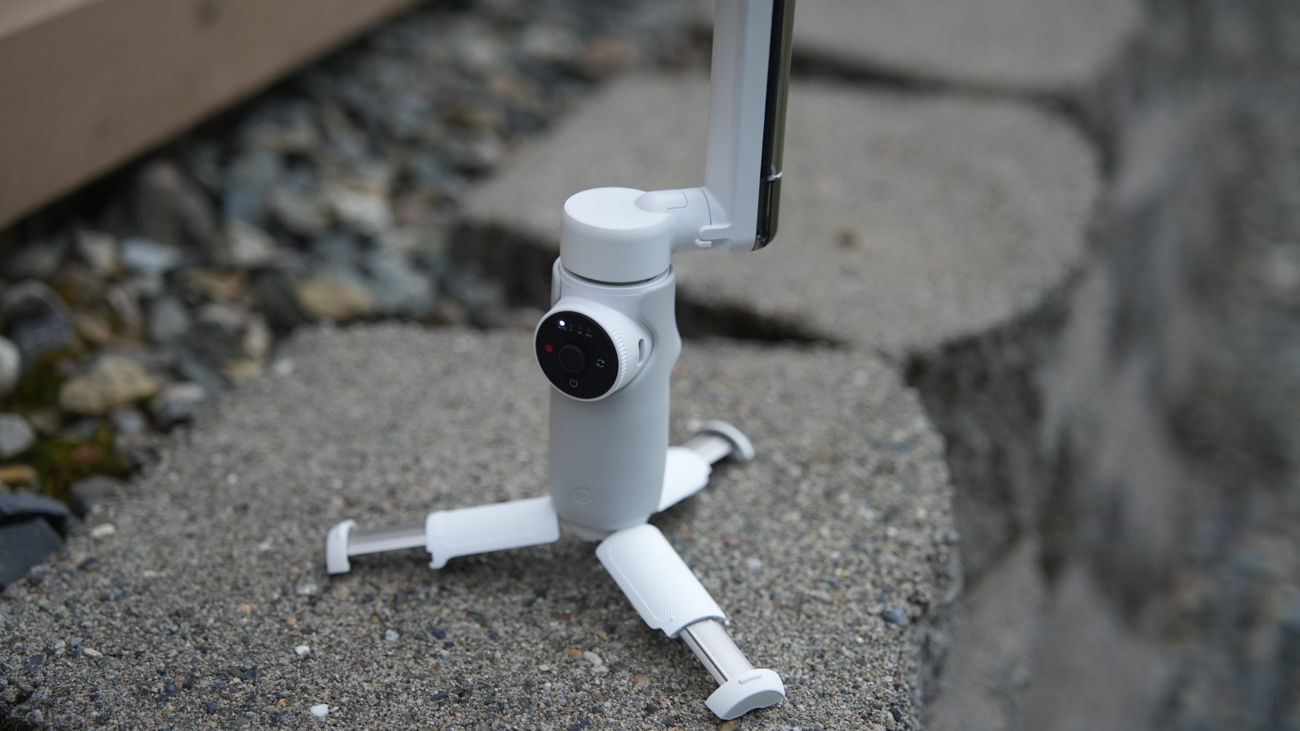 gimbal Insta360 Flow được tích hợp gậy selfie và chân tripod tiện lợi